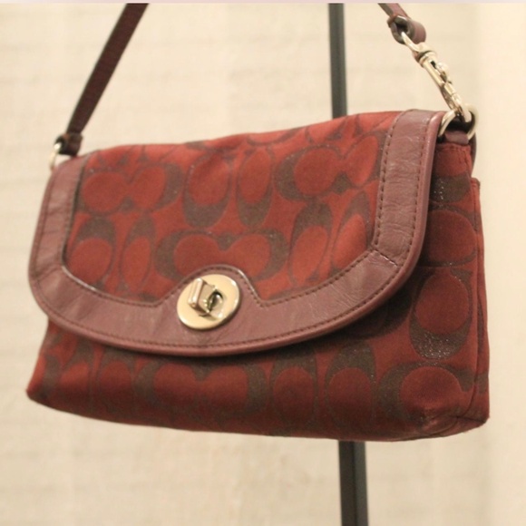 RARE Coach Wrislet Purse + FREE accessories - Picture 3 of 3